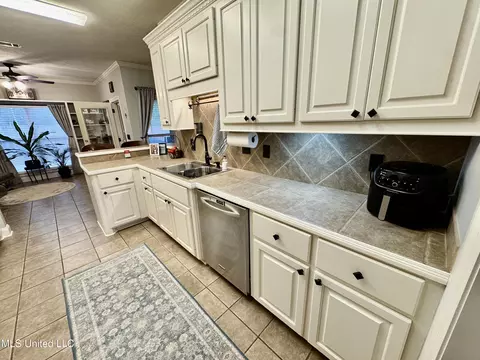 Kitchen - 1101 Susan Cv, Brandon, MS 39042 photo 1 of 2