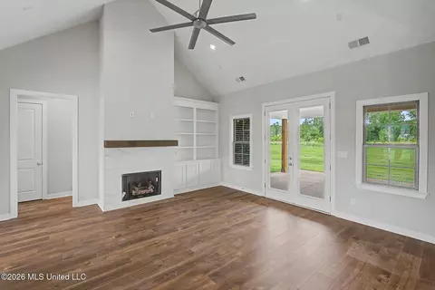 Living - 2195 Breanna Ln, Hernando, MS 38632 photo 2 of 2