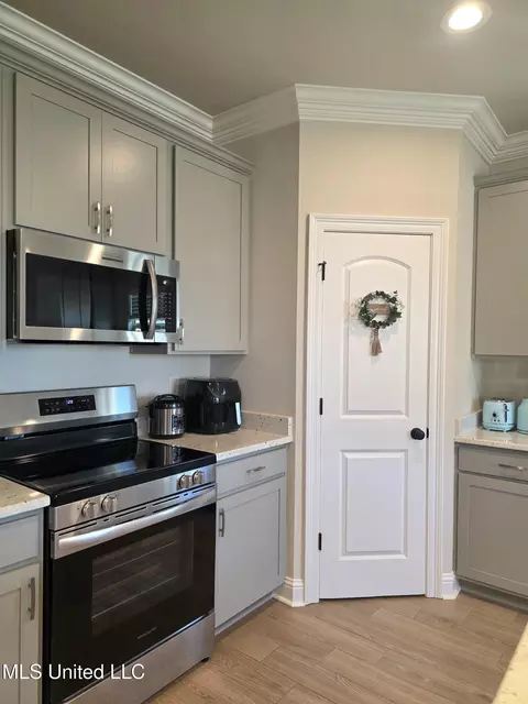 Kitchen - 9 Red Oak Dr, Long Beach, MS 39560 photo 2 of 3