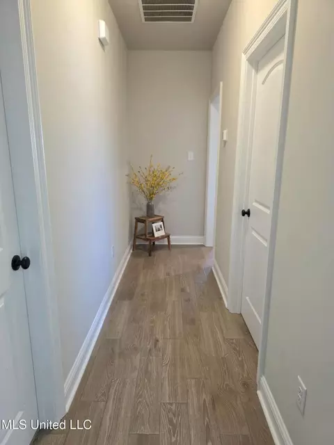 Entry Way - 9 Red Oak Dr, Long Beach, MS 39560 photo 2 of 3
