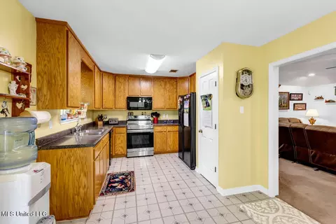 Kitchen - 163 E Inda Rd, Perkinston, MS 39573 photo 2 of 2