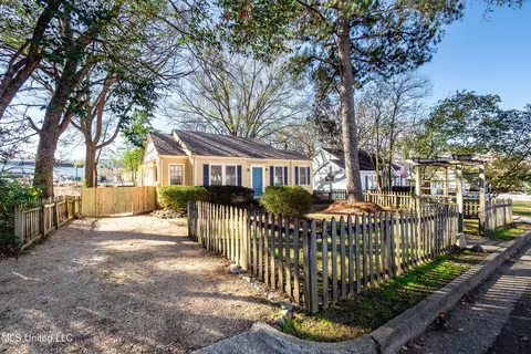Exterior - 535 Hartfield St, Jackson, MS 39216 photo 2 of 4