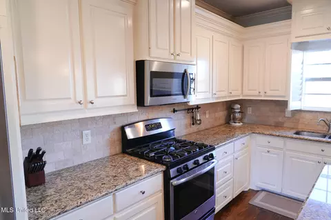 Kitchen - 313 N Falls Xing, Madison, MS 39110 photo 3 of 5