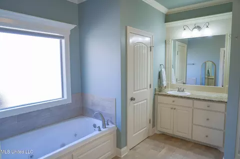 Bath - 313 N Falls Xing, Madison, MS 39110 photo 1 of 3