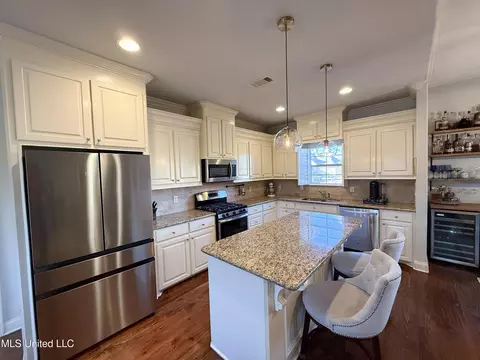 Kitchen - 313 N Falls Xing, Madison, MS 39110 photo 4 of 5