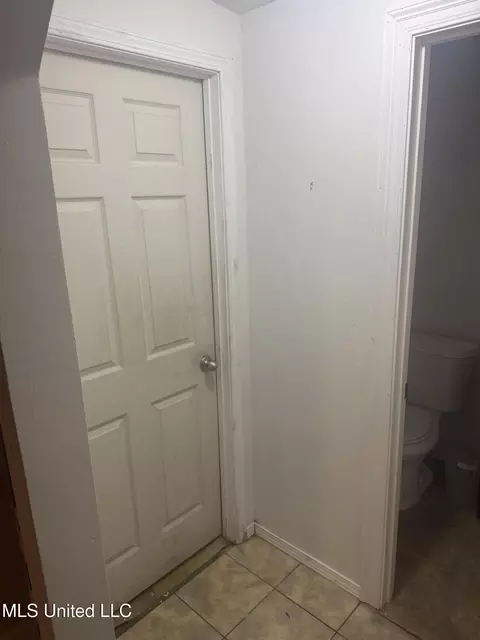 Entry Way - 2067 Mccomb Hville Rd, Mccomb, MS 39648 photo 1 of 5