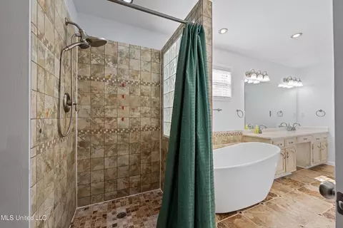 Bath - 190 S Getwell Rd, Hernando, MS 38632 photo 3 of 4
