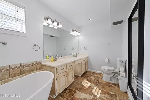 Bath - 190 S Getwell Rd, Hernando, MS 38632 photo 2 of 4