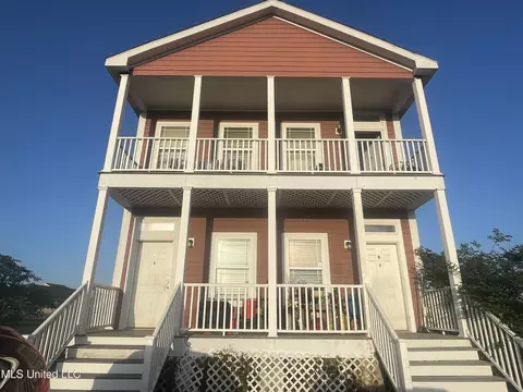 2000 Magazine St #A, Ocean Springs, MS 39564