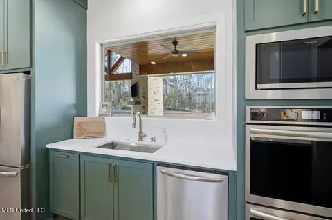 Kitchen - 175 Woods Rd, Madison, MS 39110 photo 5 of 5