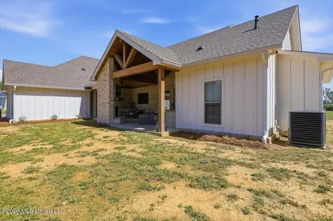 Exterior - 175 Woods Rd, Madison, MS 39110 photo 5 of 7