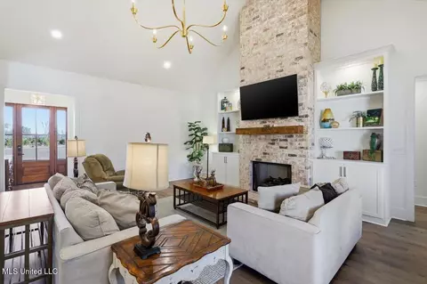 Living - 175 Woods Rd, Madison, MS 39110 photo 3 of 3