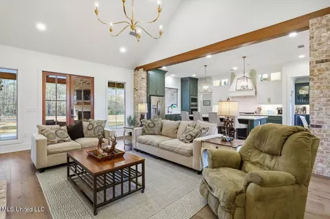 Living - 175 Woods Rd, Madison, MS 39110 photo 2 of 3