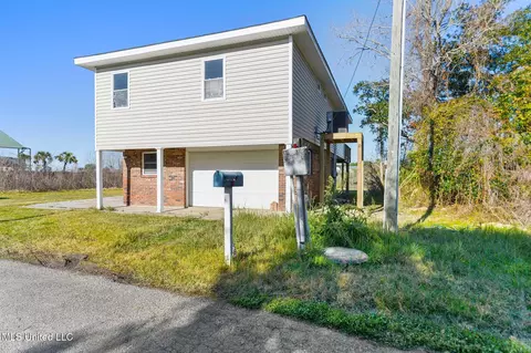 2222 Mole Dr, Bay Saint Louis, MS 39520