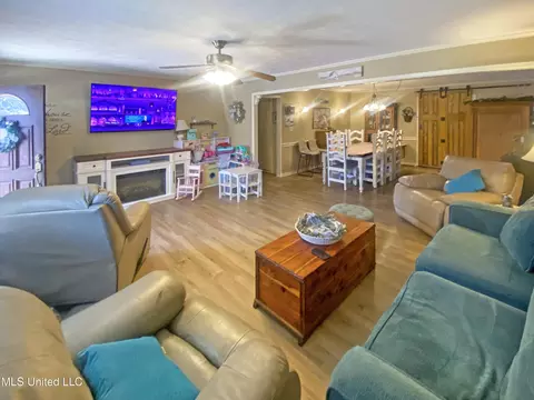 Living - 104 City Limits Rd, Brandon, MS 39042 photo 3 of 3