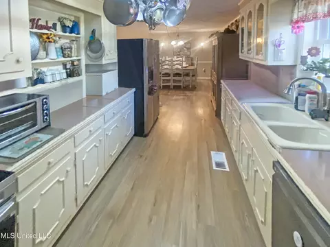 Kitchen - 104 City Limits Rd, Brandon, MS 39042 photo 2 of 2