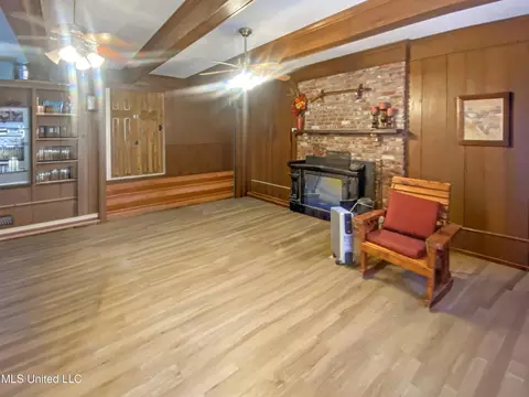 Living - 104 City Limits Rd, Brandon, MS 39042 photo 2 of 3
