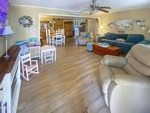 Living - 104 City Limits Rd, Brandon, MS 39042 photo 1 of 3