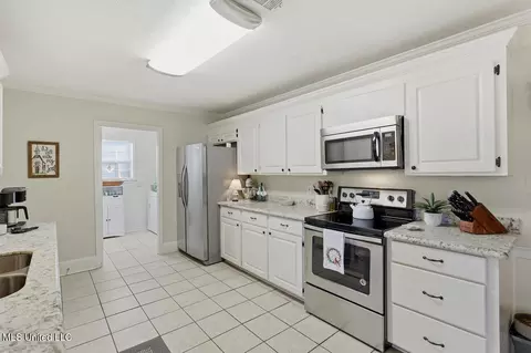 Kitchen - 300 White Oak Dr, Brandon, MS 39047 photo 3 of 3