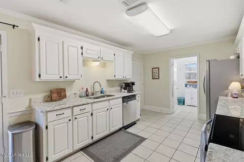 Kitchen - 300 White Oak Dr, Brandon, MS 39047 photo 1 of 3