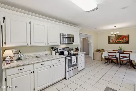 Kitchen - 300 White Oak Dr, Brandon, MS 39047 photo 2 of 3