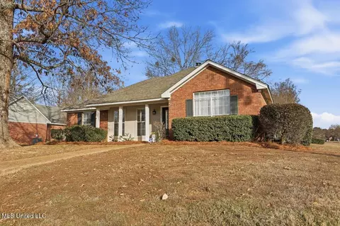 Exterior - 300 White Oak Dr, Brandon, MS 39047 photo 2 of 7