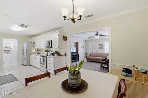Dining - 300 White Oak Dr, Brandon, MS 39047 photo 2 of 2