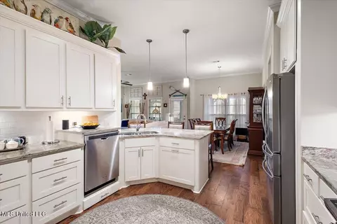 Kitchen - 137 Hampton Rdg, Madison, MS 39110 photo 2 of 3