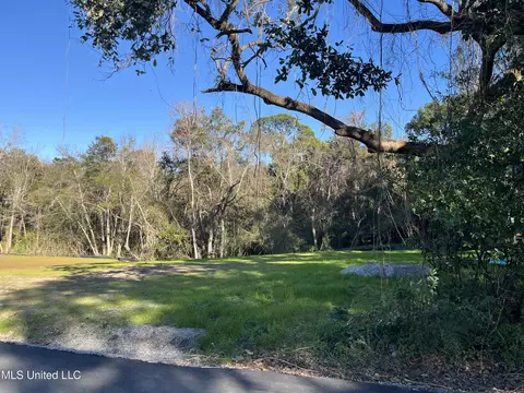 700 Rayburn Ave, Ocean Springs, MS 39564