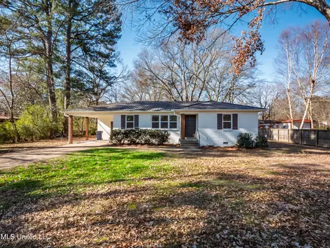 201 College St, Batesville, MS 38606