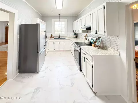 Kitchen - 1053 Johnston Station Rd, Summit, MS 39666 photo 4 of 4