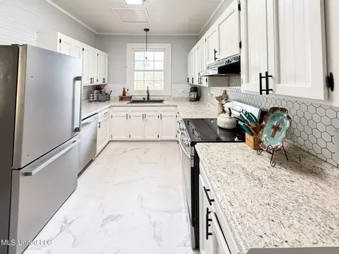Kitchen - 1053 Johnston Station Rd, Summit, MS 39666 photo 2 of 4