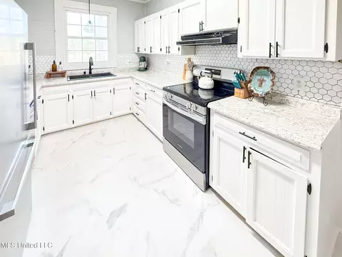 Kitchen - 1053 Johnston Station Rd, Summit, MS 39666 photo 1 of 4