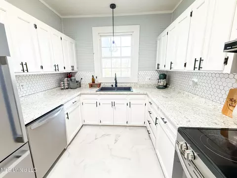 Kitchen - 1053 Johnston Station Rd, Summit, MS 39666 photo 3 of 4