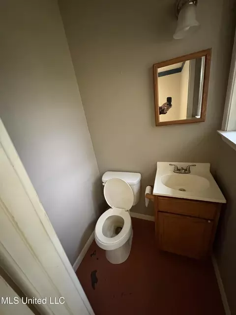 Bath - 5809 Kings Rd, Moss Point, MS 39563 photo 2 of 2