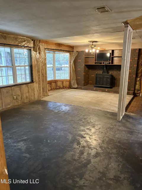 Living - 5809 Kings Rd, Moss Point, MS 39563 photo 1 of 1
