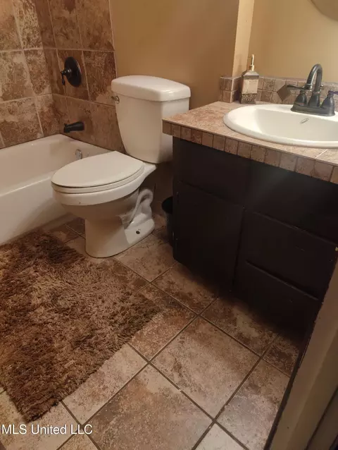 Bath - 4790 Old Poplar Rd, Jackson, MS 39212 photo 2 of 5