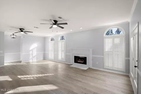 Living - 1042 Bayridge Dr, Jackson, MS 39211 photo 2 of 4