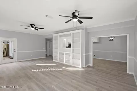 Living - 1042 Bayridge Dr, Jackson, MS 39211 photo 3 of 4