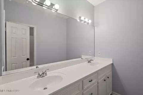 Bath - 1042 Bayridge Dr, Jackson, MS 39211 photo 2 of 3