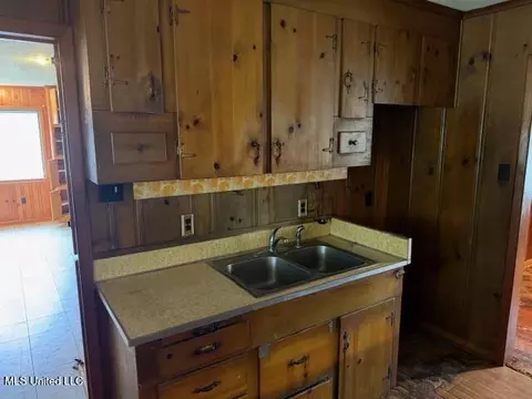 Kitchen - 105 E Sunset, Brandon, MS 39042 photo 2 of 5