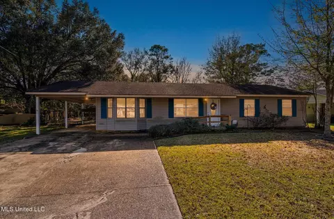 2924 Dantzler St, Moss Point, MS 39563