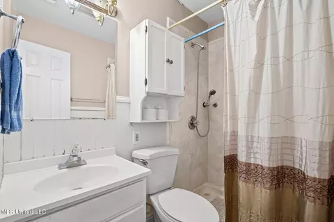 Bath - 2924 Dantzler St, Moss Point, MS 39563 photo 1 of 1