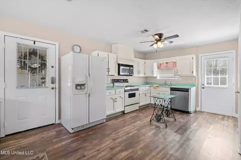 Kitchen - 2924 Dantzler St, Moss Point, MS 39563 photo 2 of 3