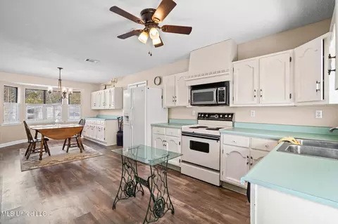 Kitchen - 2924 Dantzler St, Moss Point, MS 39563 photo 3 of 3