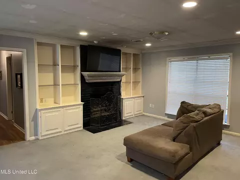 Living - 522 Kennedy Dr, Magee, MS 39111 photo 2 of 4