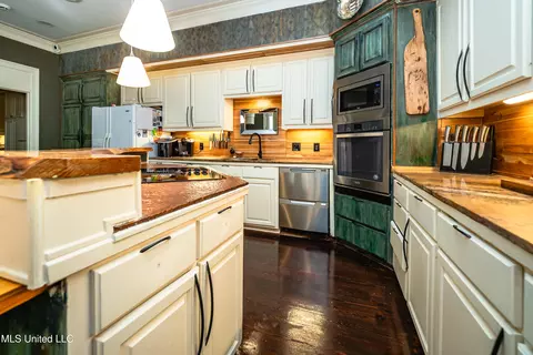 Kitchen - 2 Ashley Park Dr, Jackson, MS 39206 photo 4 of 7