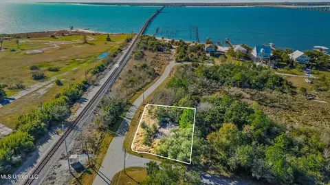 199 Railroad Ave, Pass Christian, MS 39571