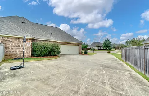 Exterior - 205 E Toulon St, Brandon, MS 39042 photo 5 of 10