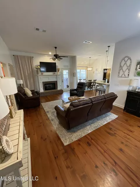 Living - 135 Palin Dr, Madison, MS 39110 photo 1 of 3